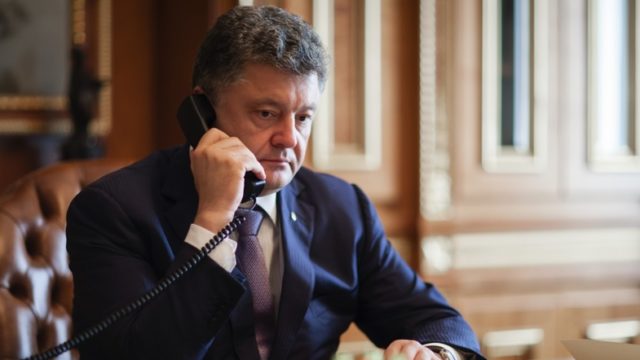 На мобильные телефоны украинцев начали поступать звонки от президента