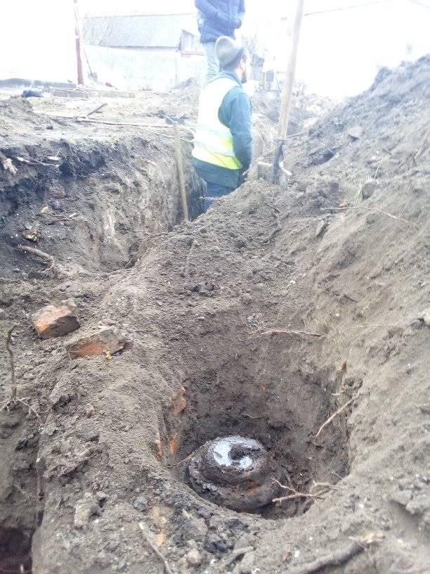 В Борисполе возле школы нашли скелеты в гробах