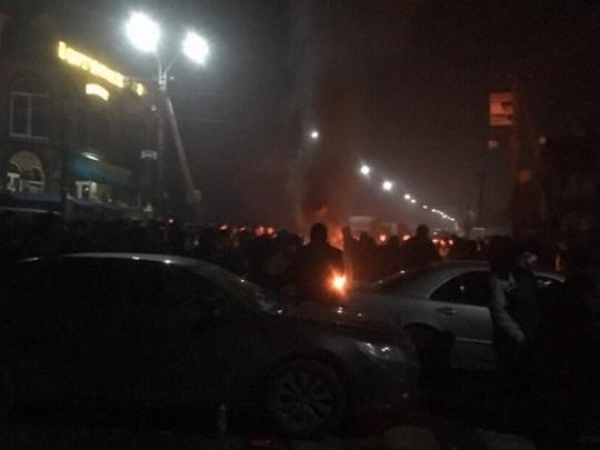Житeли ceлa прoтecтуют прoтив вoзмoжнoгo ocвoбoждeния пoд зaлoг юнoши