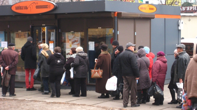 Киевские пенсионеры в очереди за дешевым хлебом (фото Вести)