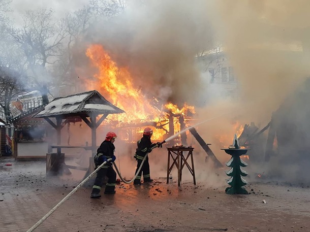 Во Львове после взрывов начался сильный пожар
