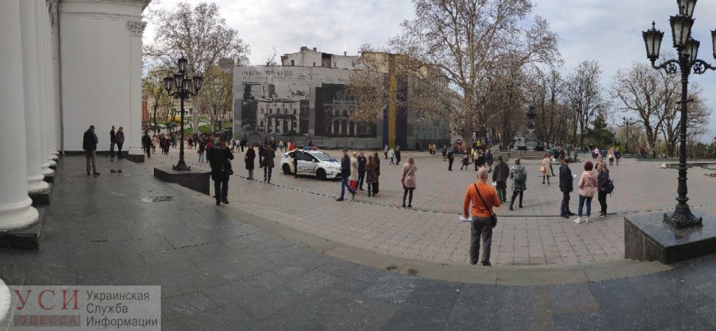Из мэрии Одессы эвакуируют людей из-за сигнала о минировании. Фото: УСИ
