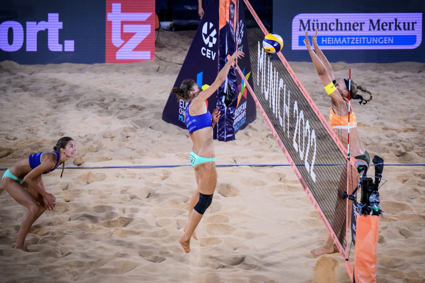 Українські пляжниці Інна та Ірина Махно