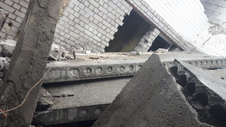 В Киеве на стройке бетонные плиты рухнули на людей