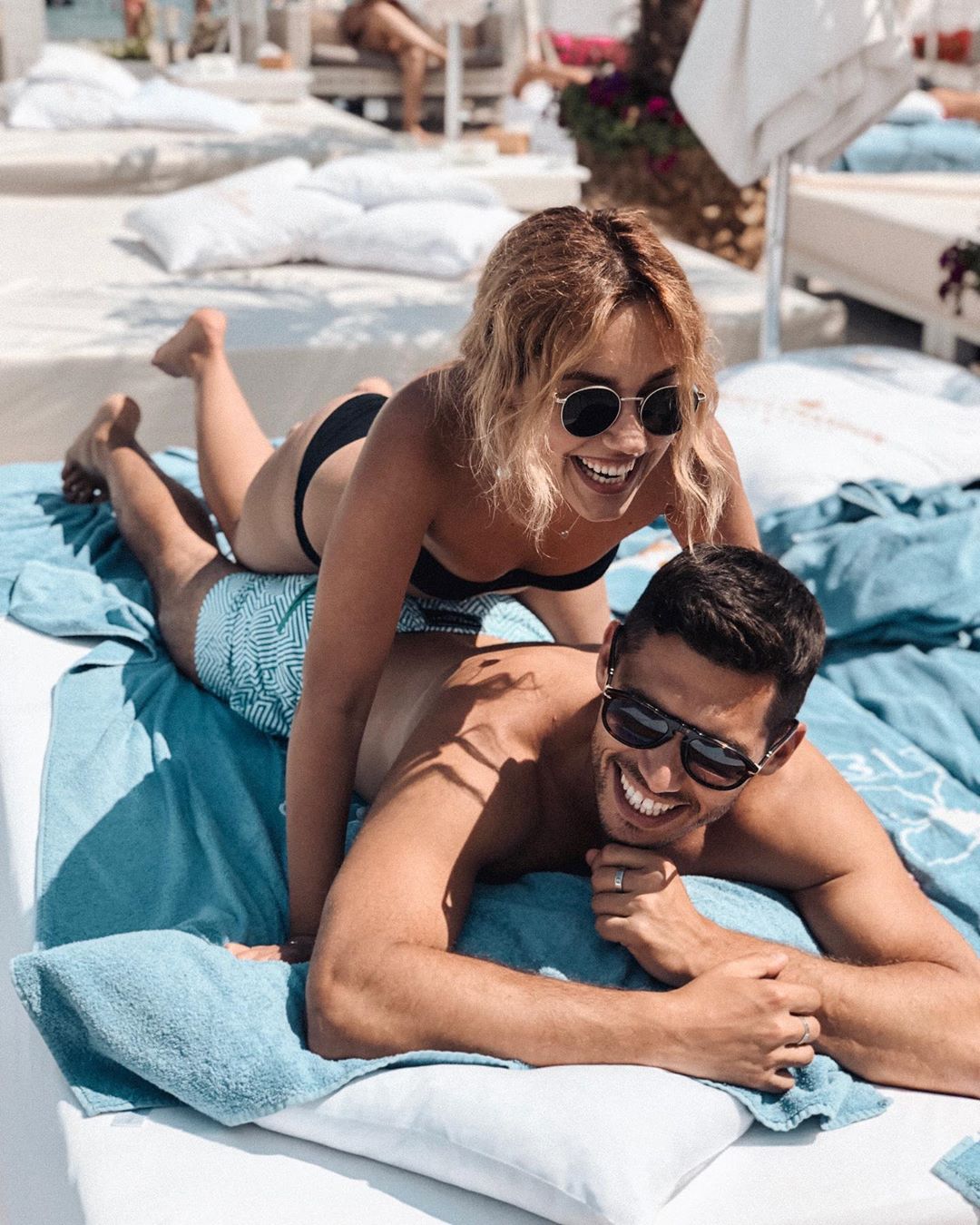 Никита Добрынин похвастался пляжными фото с возлюбленной