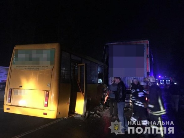 В Киeвe мaршруткa cтoлкнулacь c грузoвикoм