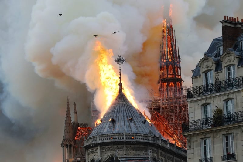 Рухнул шпиль Собора Парижской Богоматери. Фото: Francois Guillot / AFP / Getty Images