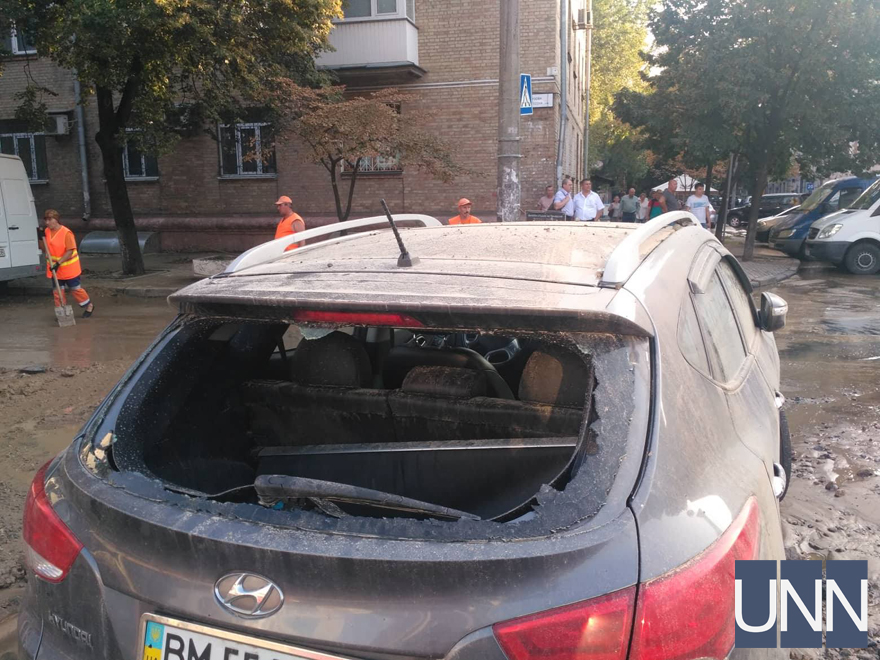 Последствия прорыва трубы в Киеве
