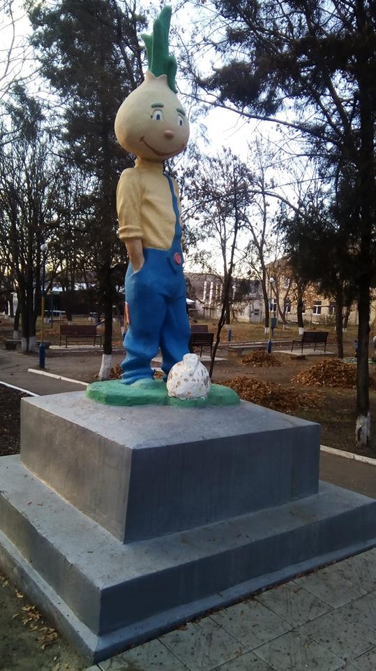 Вместо снесенного памятника Ленину установили памятник Чиполлино