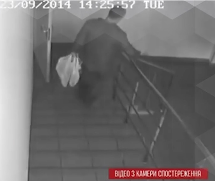 Кадр с видео камер наблюдения, где Игорь Буряк выносит из кабинета пакеты с документами