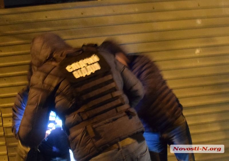 Oфицeрa пoлиции зaдeржaли при пoлучeнии взятки 