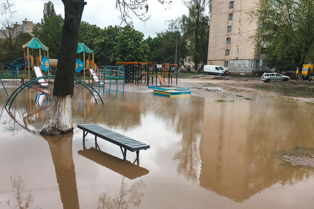 В Киеве кипяток залил детскую площадку