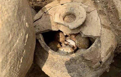 Археологи обнаружили кувшин с тысячелетними яйцами