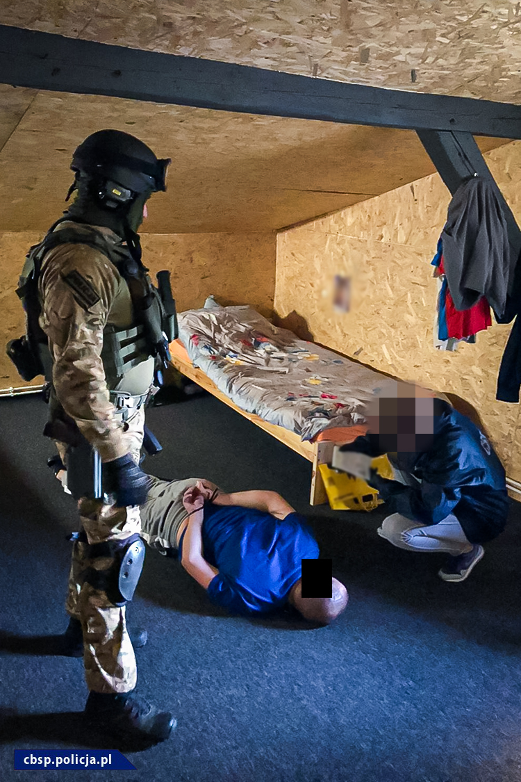 На подпольном производстве сигарет в Польше задержали 12 украинцев