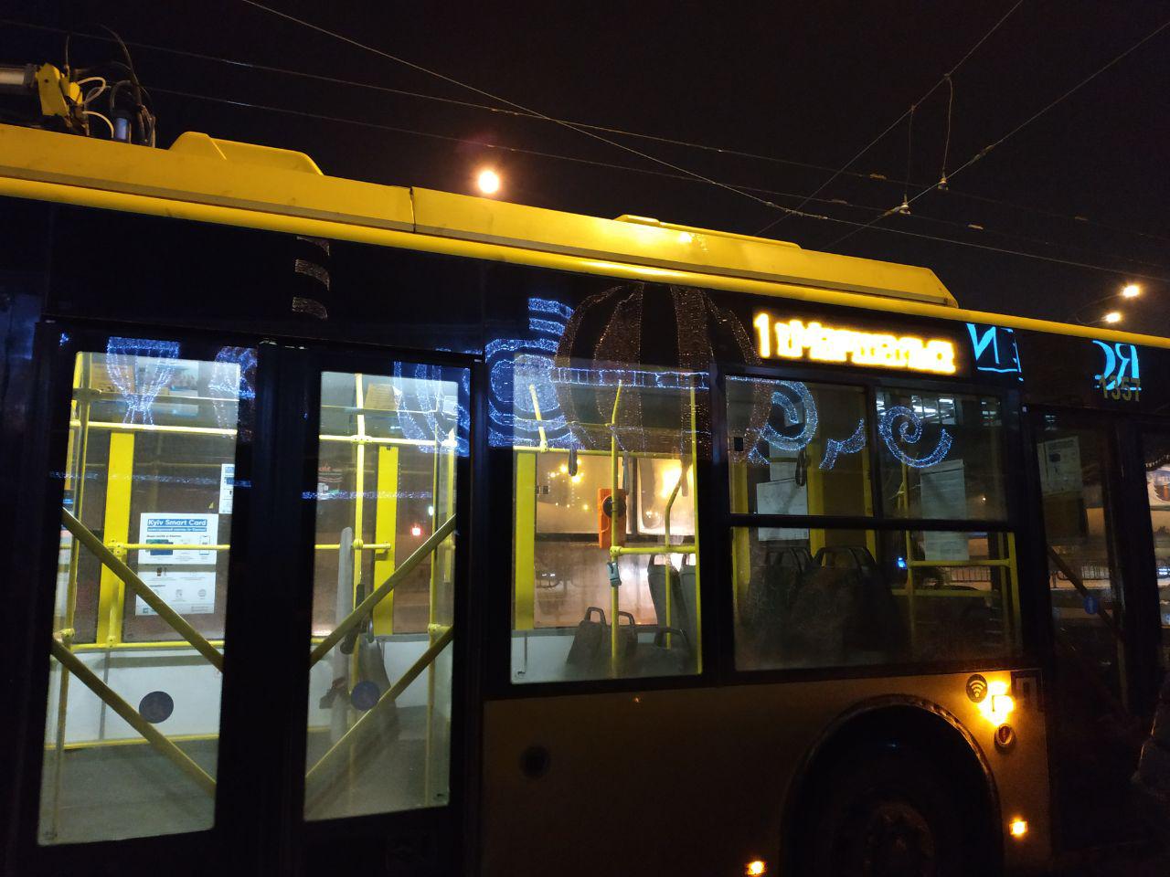 Остановились троллейбусы, перевозившие пассажиров