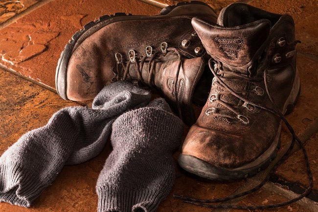 Женщина продает свои грязные носки и обувь