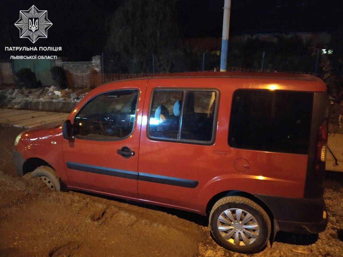 Во Львове пьяный водитель застрял в свежем бетоне