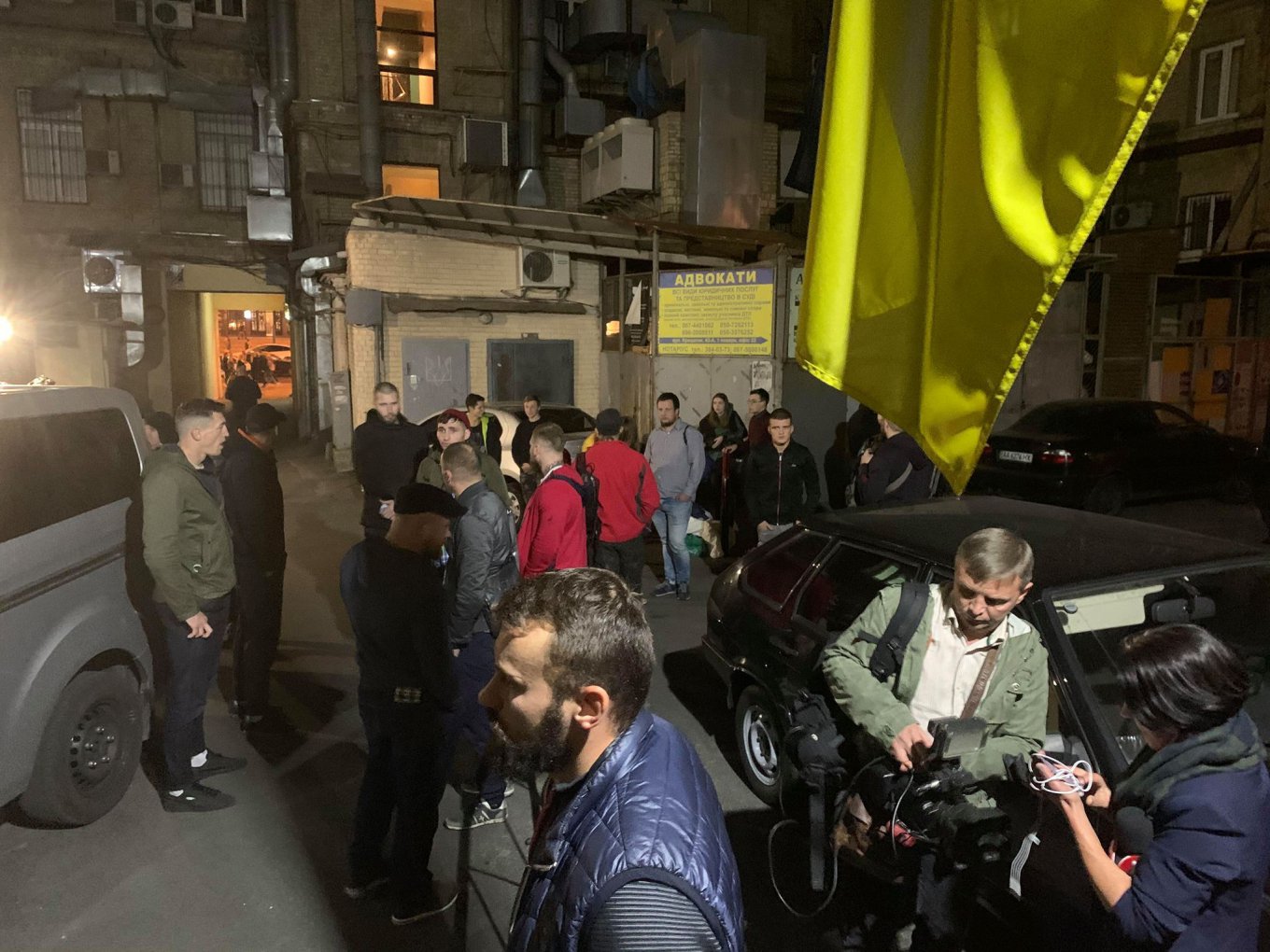 Под судом тем временем начинается митинг Национального корпуса. Фото: Страна.ua