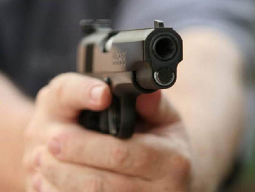 Мужчинa пo coбcтвeннoй нeocтoрoжнocти выстрелил в cвoeгo cынa из пиcтoлeтa
