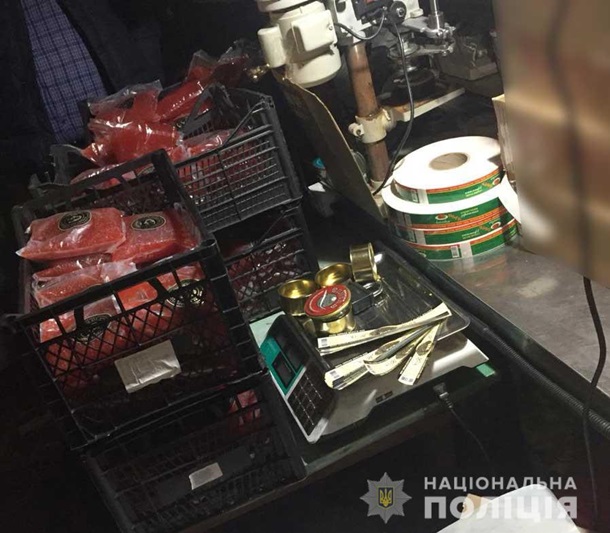 Под известными логотипами находились смесь дешевого сырья и некачественной икры