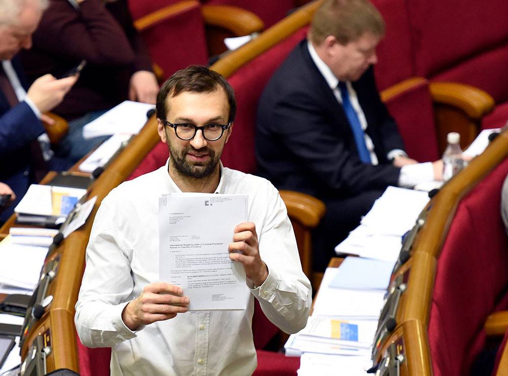 27 ноября 2015 года Сергей Лещенко передал документы уголовного дела Николая Мартыненко премьер-министру Арсению Яценюку. Фото: Александр Косарев / Сергей Лещенко / Facebook