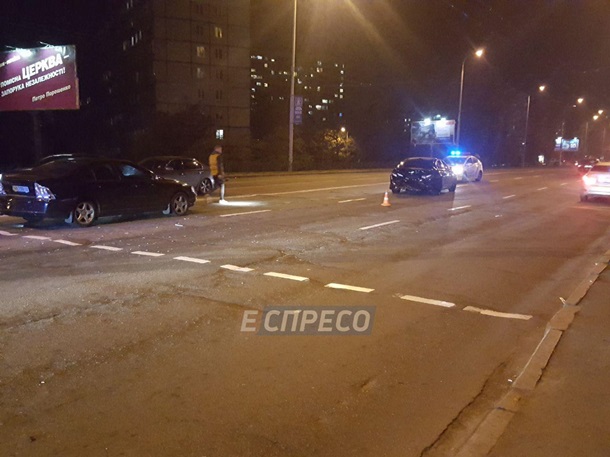 ДТП произошло возле остановки общественного транспорта на Оболони