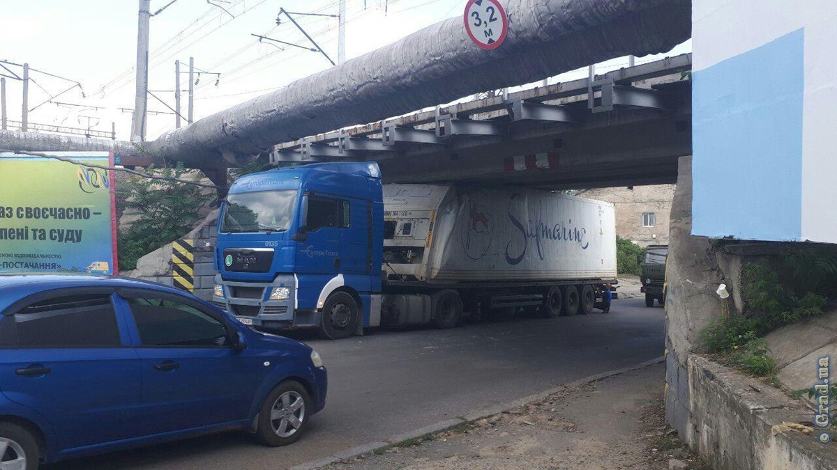 В Одессе фура застряла под мостом