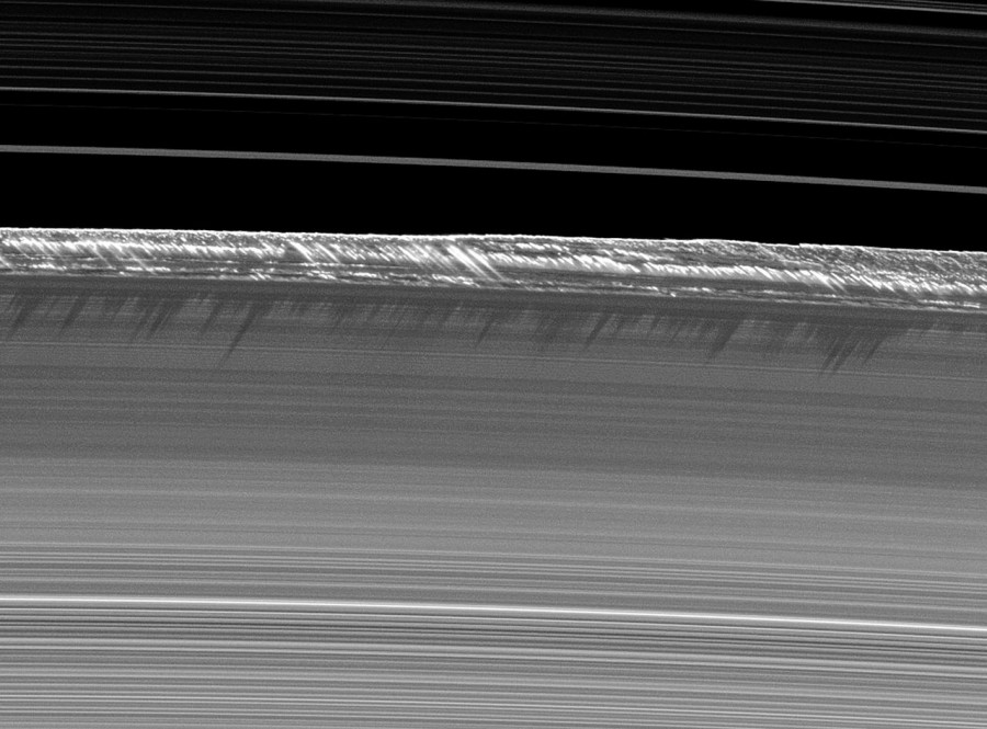 Тени от вертикальных пиков высотой 2,5 км на крае кольца B за 2 недели до равноденствия (август 2009). NASA/JPL-Caltech/Space Science Institute