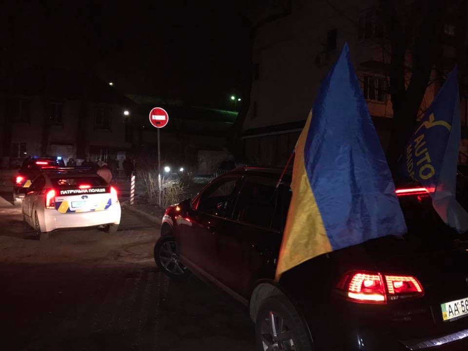 Активисты сопровождают Насирова в СИЗО – фото с Fb Алексея Гриценко