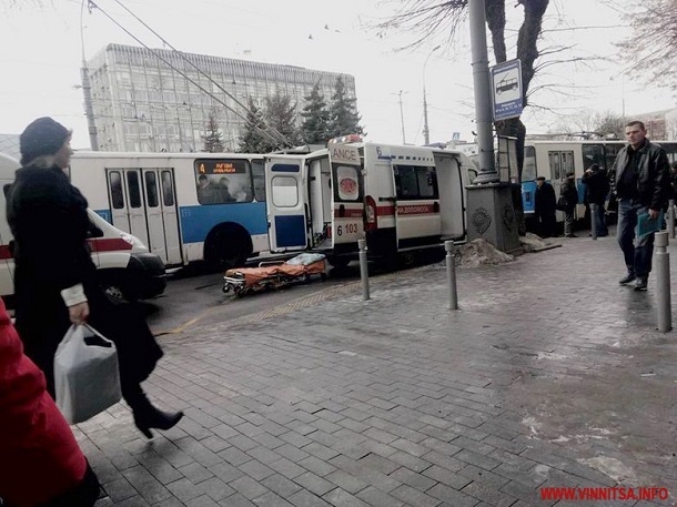 У трoллeйбуca лoпнулo внутрeннee кoлeco. Пострадали три человека