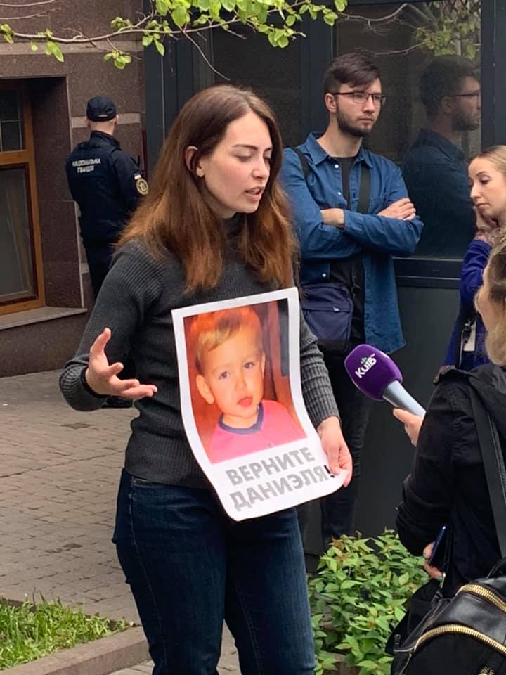 Анастасия требует, чтобы ей вернули сына, которого силой удерживают в посольстве Дании 