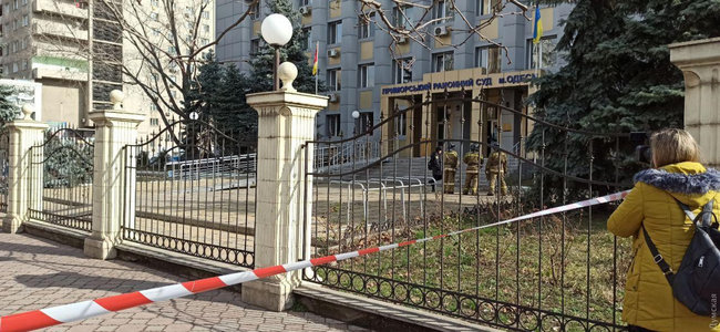 В Одессе подсудимый пронес гранату в суд и угрожал себя подорвать