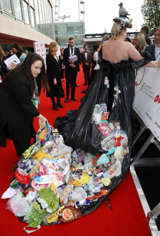 Актриса в платье из мусора