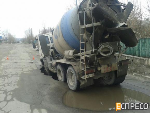 На улице Дегтяренко под бетономешалкой провалился асфальт