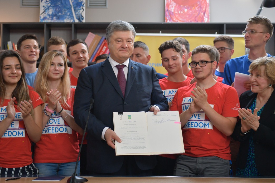 По словам экспертов, большое количество кандидатов в президенты на выборах-2019 идет на пользу Петру Порошенко. Источник фото – сайт президент