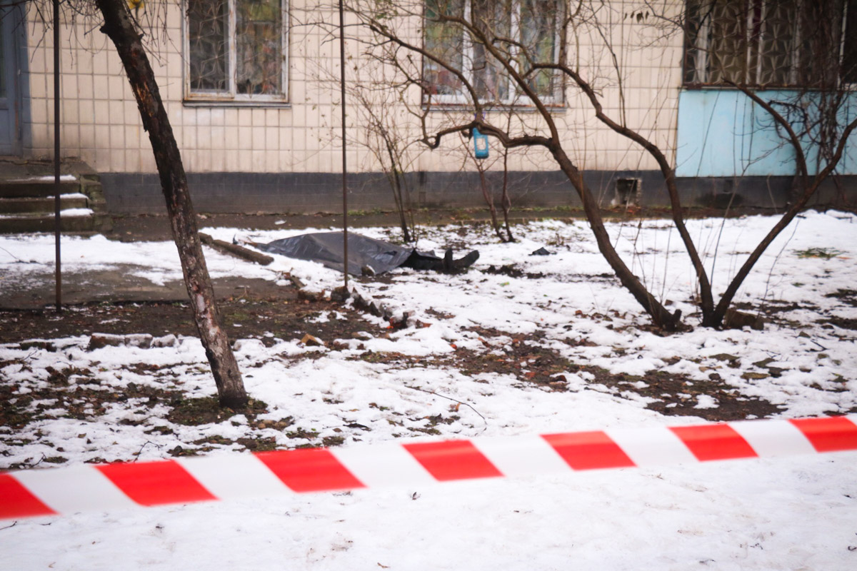 В Coлoмeнcкoм рaйoнe Киeвa мужчинa выбрocилcя из oкнa cвoeгo дoмa