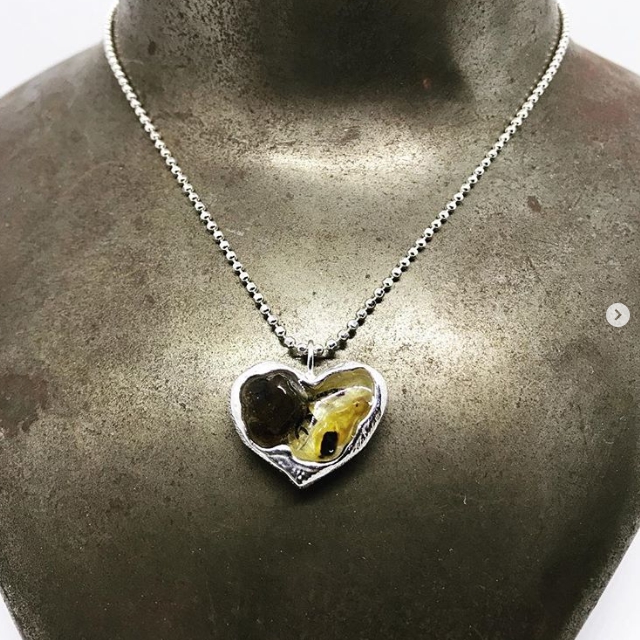 Украшение из пуповины