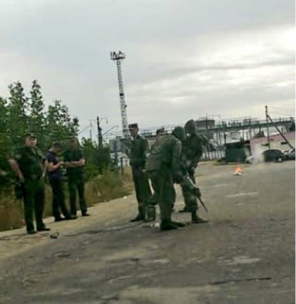 В Меловом российские пограничники ставят столбы посреди дороги