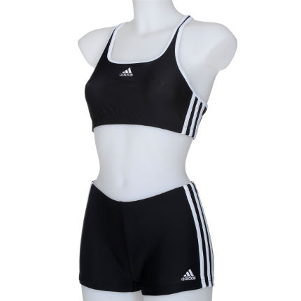 Adidas отозвала детскую коллекцию одежды