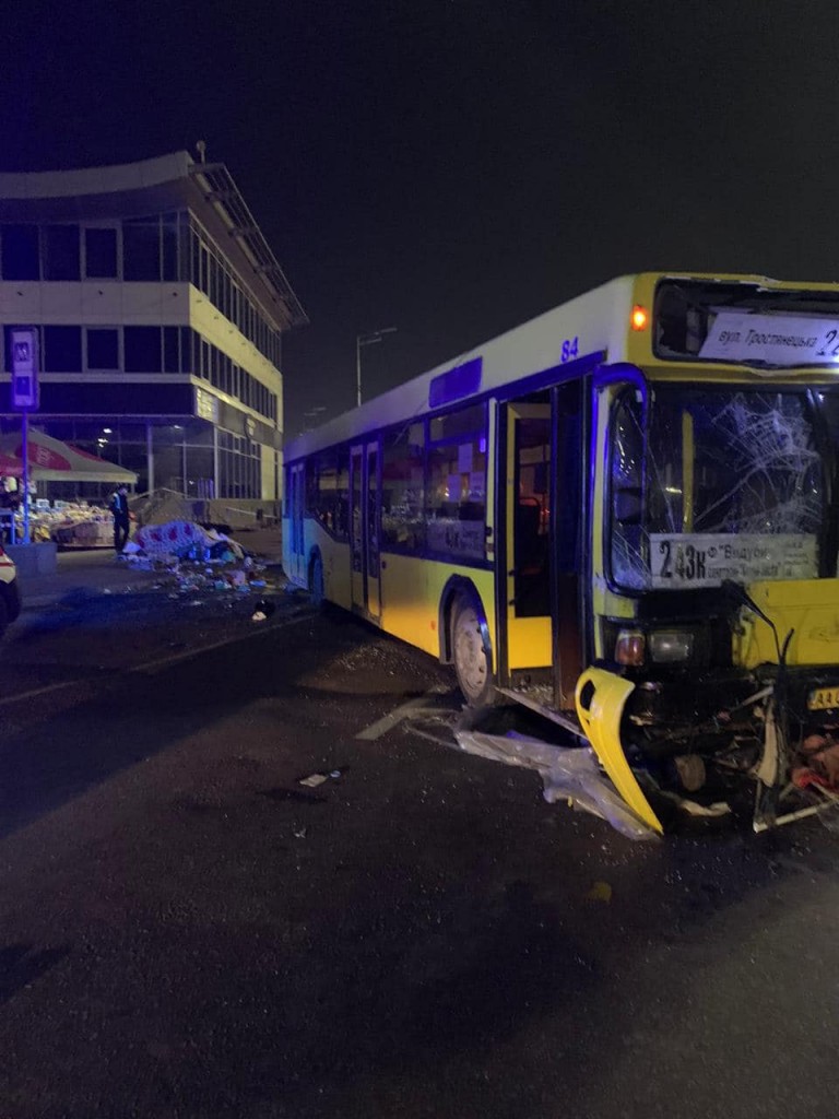 В Киеве водитель автобуса влетел в остановку