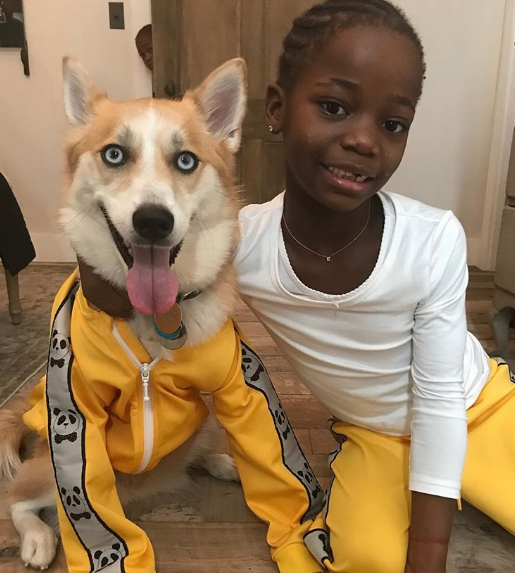 Мадонна показала фото приемной дочери Эстер с собакой