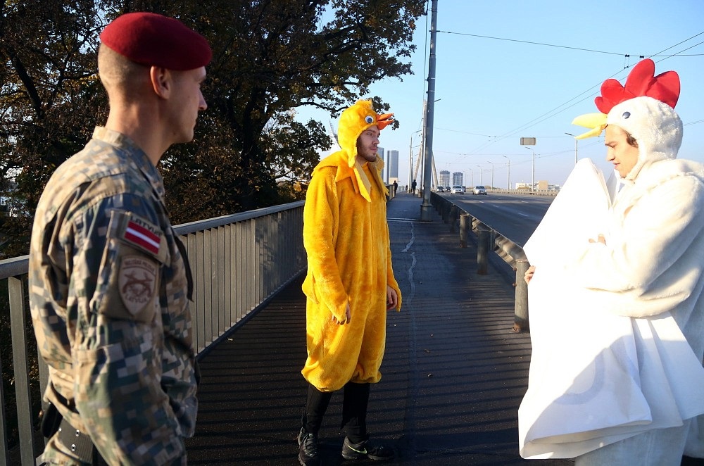 Местные жители в костюмах цыплят протестовали против производства украинских яиц в Латвии