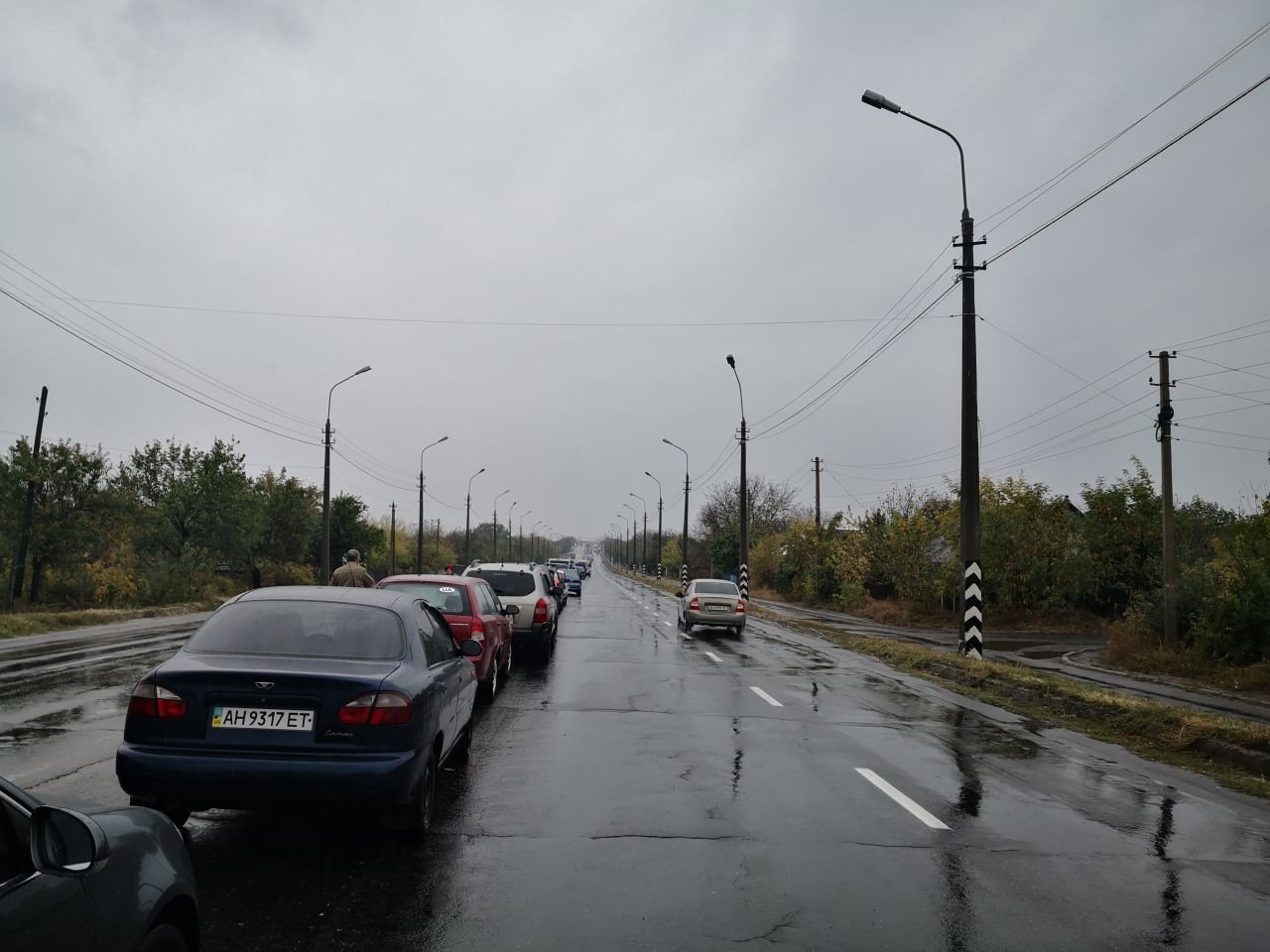 Очередь из машин возле пропускного пункта