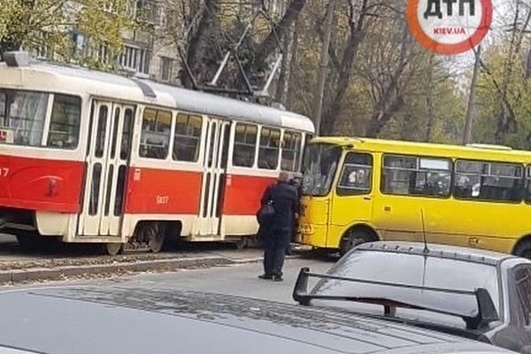Маршрутка врезалась в трамвай 