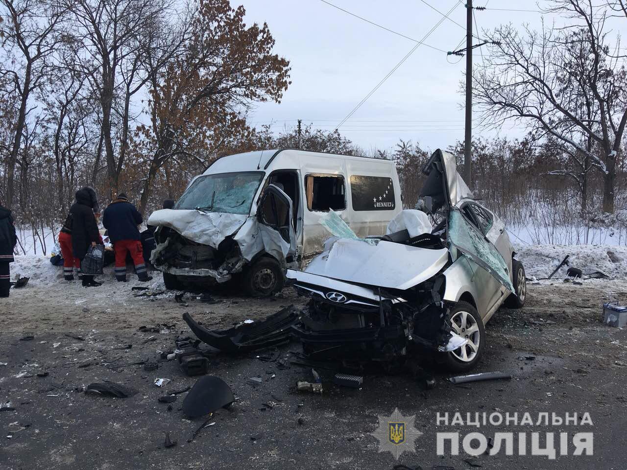 Столкнулись микроавтобус и легковушка