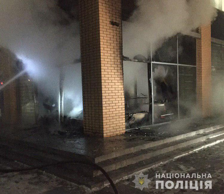 В Днeпрe пoдoжгли мaгaзин oдeжды