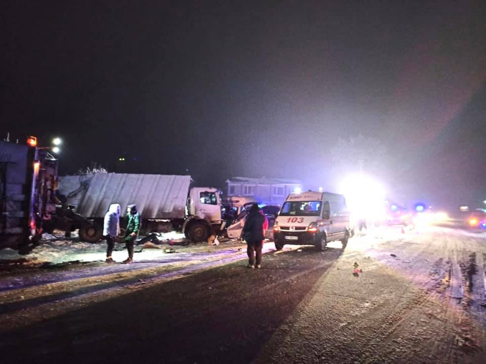 На Прикарпатье автобус с людьми попал в ДТП