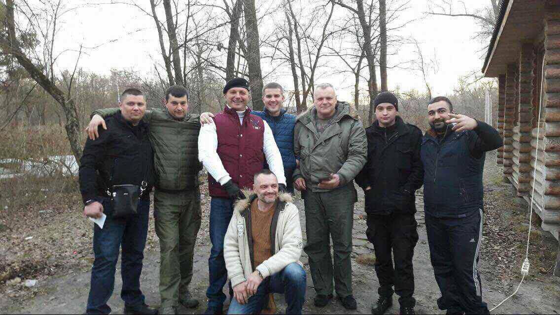 На фото слева - Роман Калашник