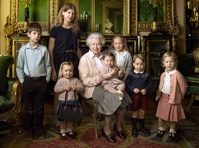 Королева Елизавета II с внуками и правнуками
