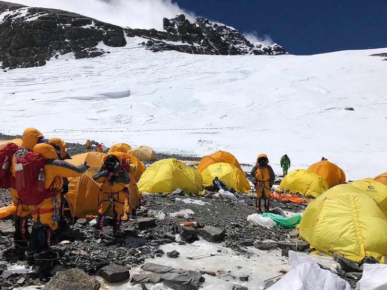 Эверест превратился в помойку из-за тонн мусора и фекалий (фото: apnews.com)